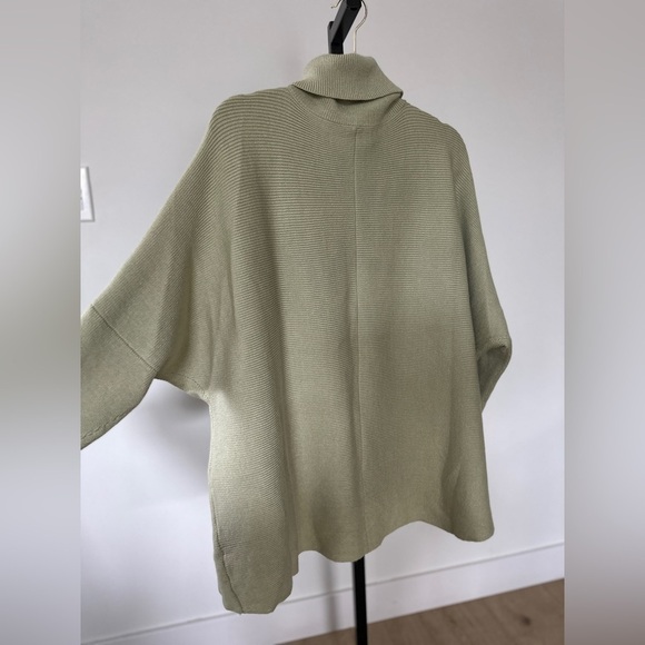 Amazon green pea color sweater, size small. Never worn - Picture 10 of 10